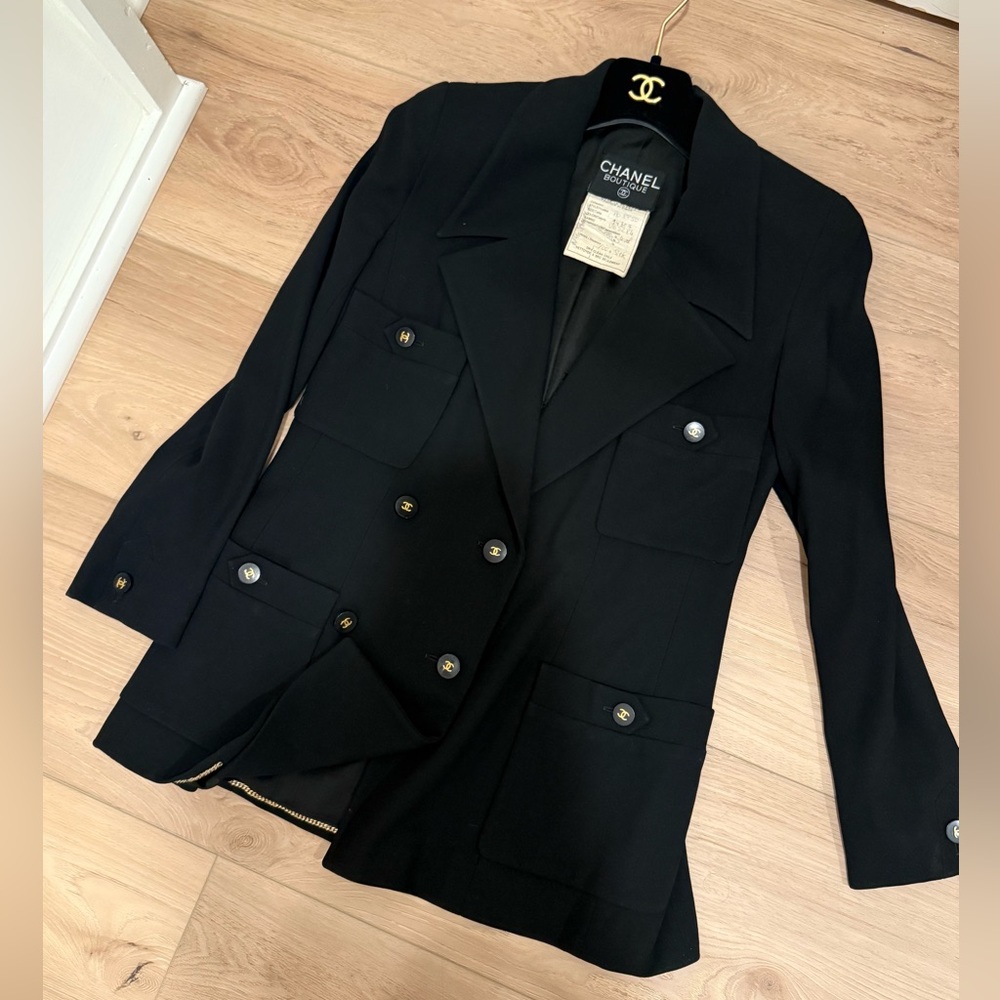🖤Authentic Chanel Black blazer size 40

shoulder 14”
total length 26”
sleeve 22”